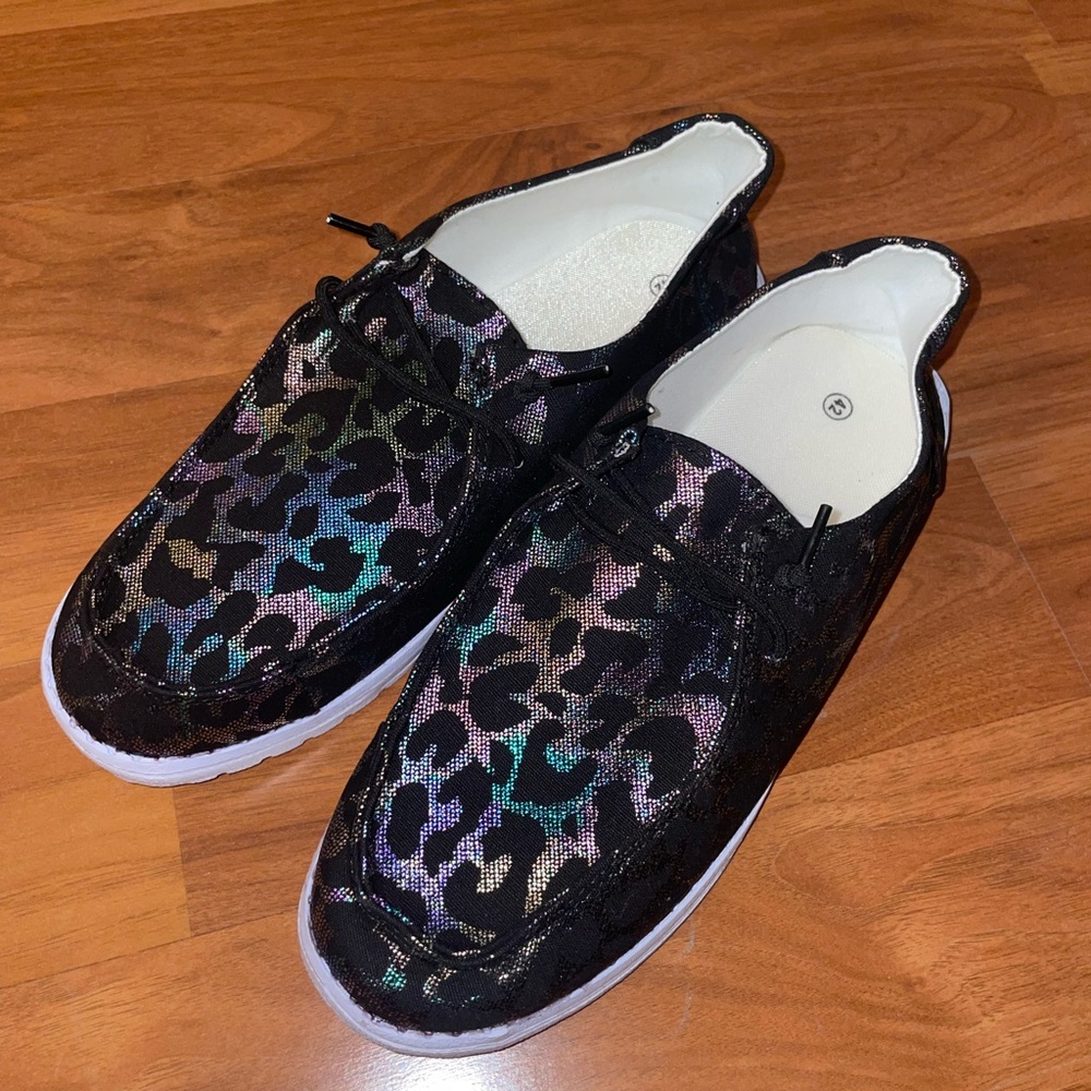 SHEIN Black and Multicolor  Holographic Leopard Print Shoes